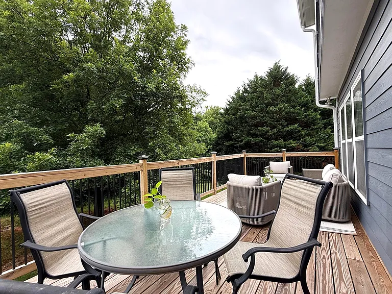 6085 Bentley Way — Photo 8