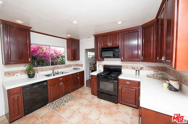 831 N Genesee Ave — Photo 8