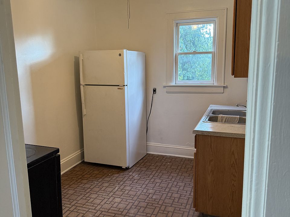 1007-B Grant St Kitchen Refrigerator
