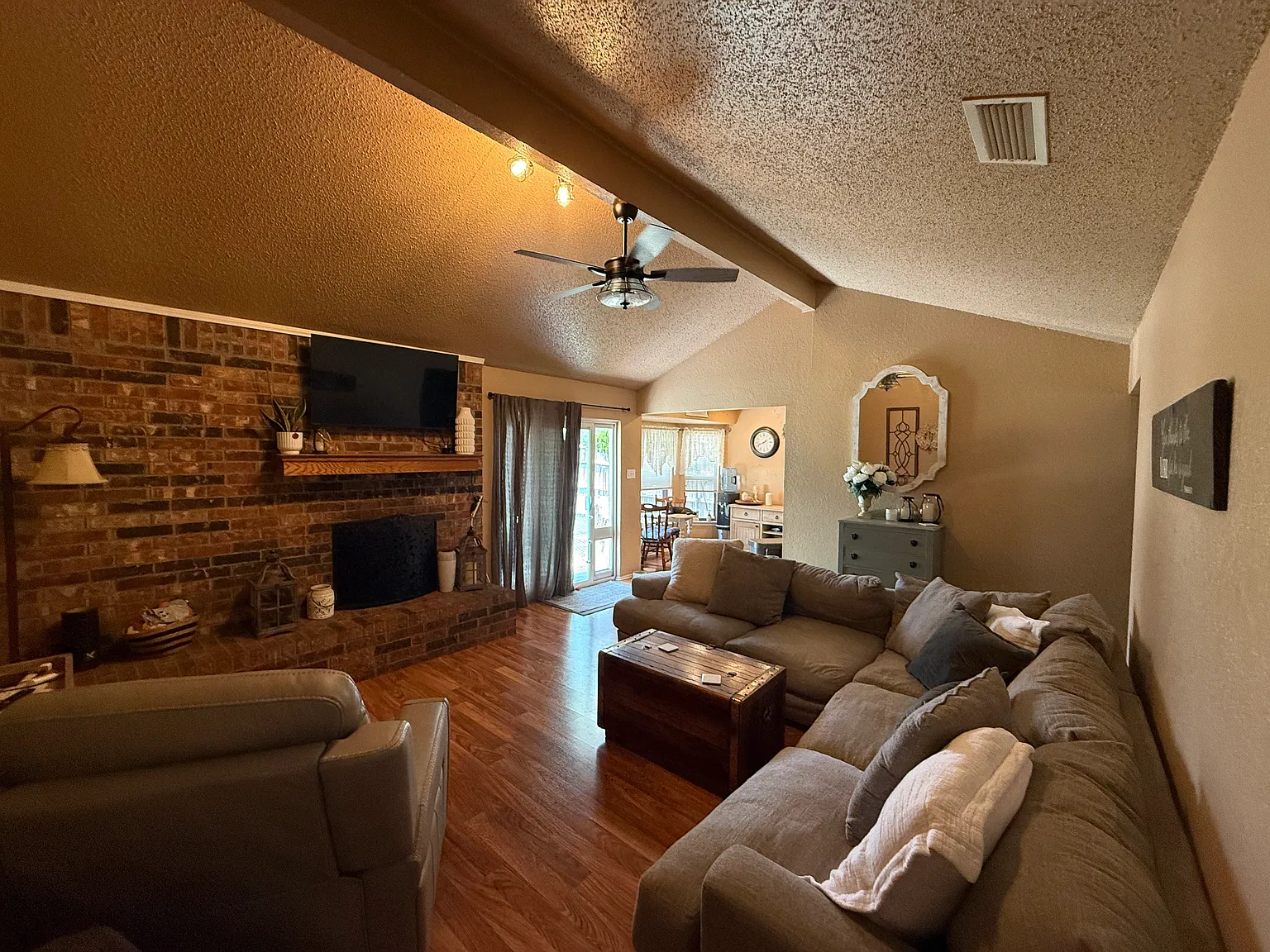 4 bed, 1800 sqft, $2,450 — Photo 2