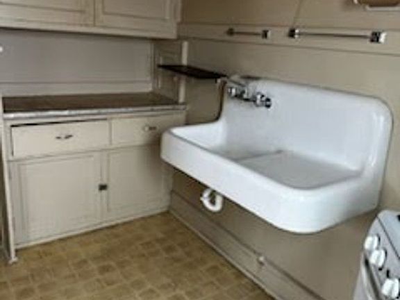 5th image of 3000 W Capitol Dr #107