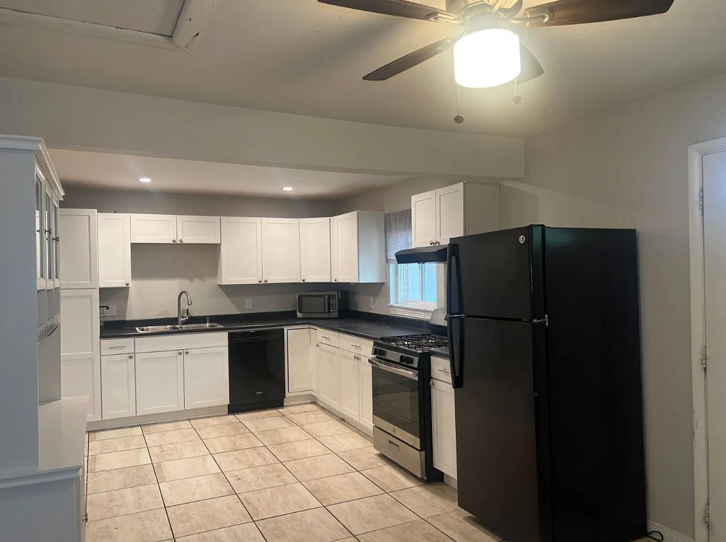3 bedroom in Golden with Garage **Move-In Special** — Photo 2