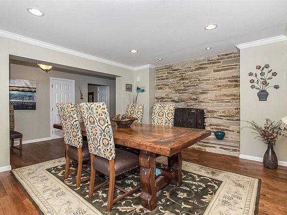 4th image of 1S735 Pamela Ct