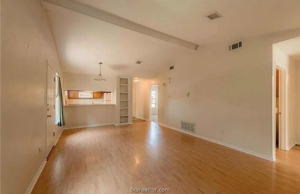 3 bed, 1051 sqft, $1,375 — Photo 2