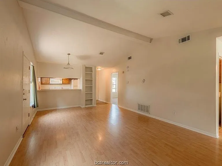 2515 Hickory Dr — Photo 2