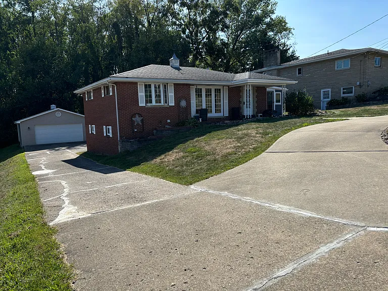 96 Moger Dr — Photo 2
