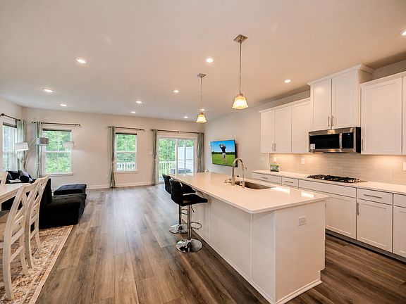 5th image of 56 Pratt Ln