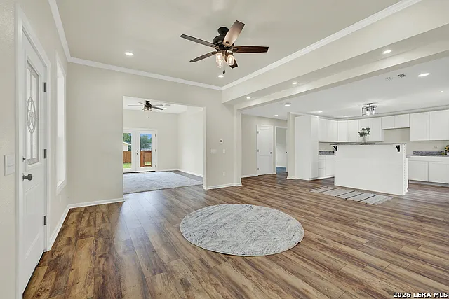 312 N Lavernia — Photo 11