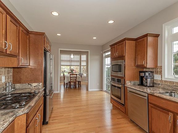 3rd image of 495 Stirling Dr