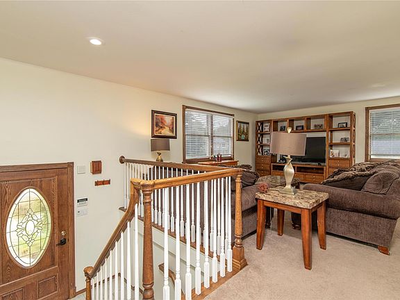 4th image of 12 Maureen Ln