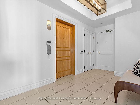 5th image of 38 Avenue Rd #1802