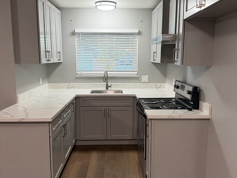 1309 Denver Ave — Photo 4