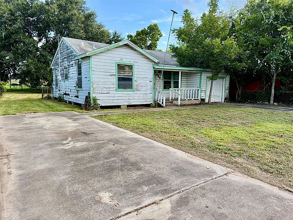 2nd image of 2305 Main St