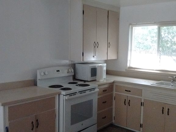 2nd image of 2135 Alma St