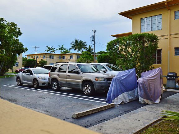 3rd image of 8330 Crespi Blvd #160