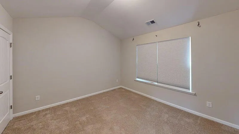 4 bed, 2.5 bath, 3236 sqft, $2,295 — Photo 3