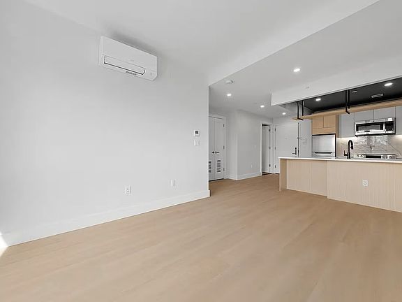 3rd image of 77-63 Vleigh Pl #424