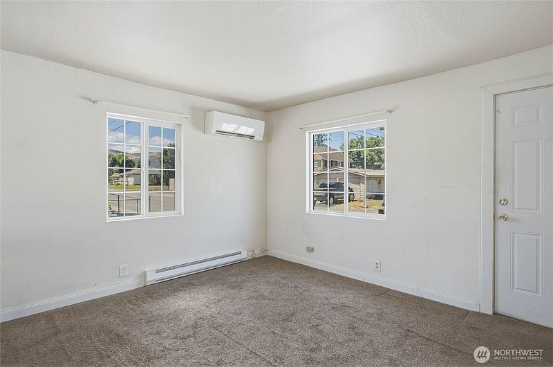 3rd image of 801 Peachey Street