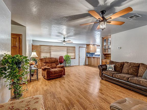 4th image of 317 Oakwood Dr