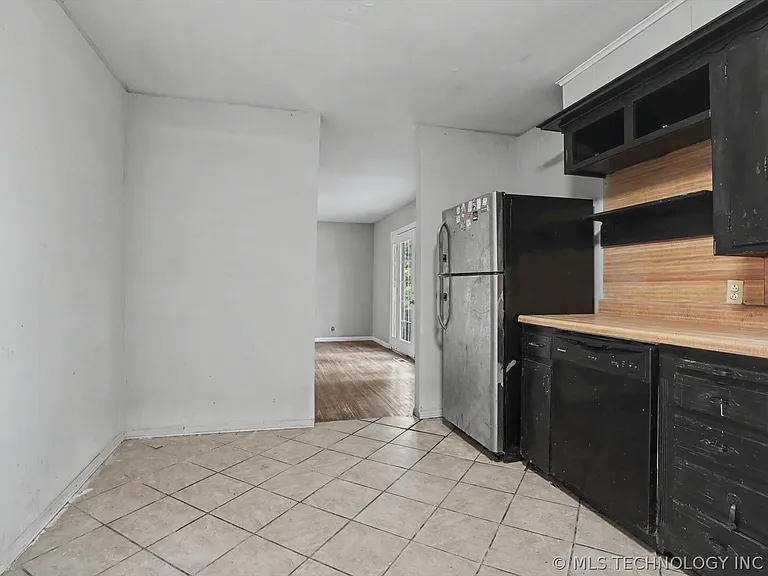 10311 E 5th St — Photo 9
