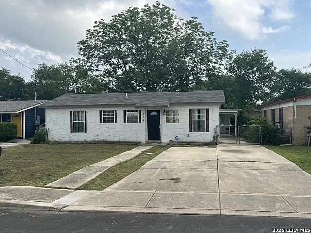 3 bed, 2.0 bath, 936 sqft, $1,400 — Photo 1
