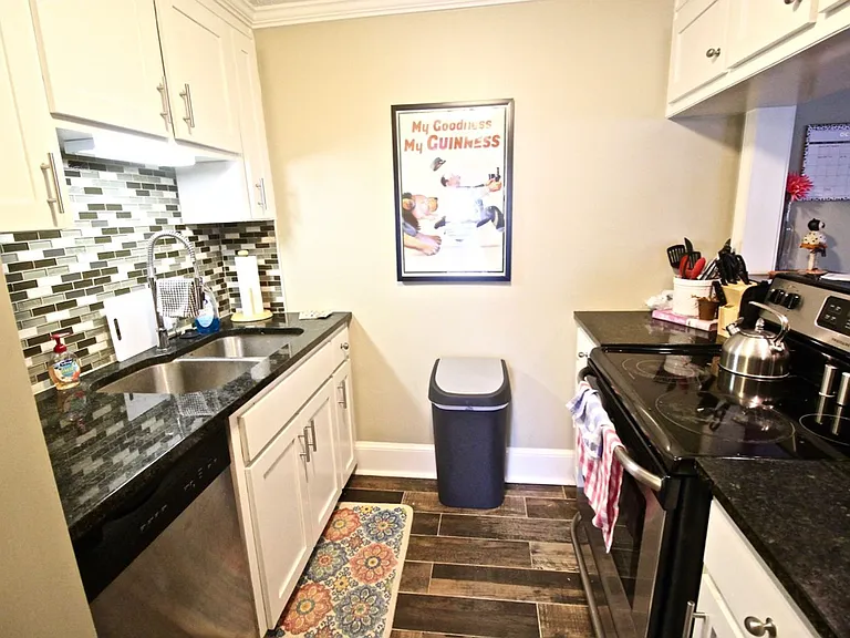 Plaza La Belle Apartments — Photo 61