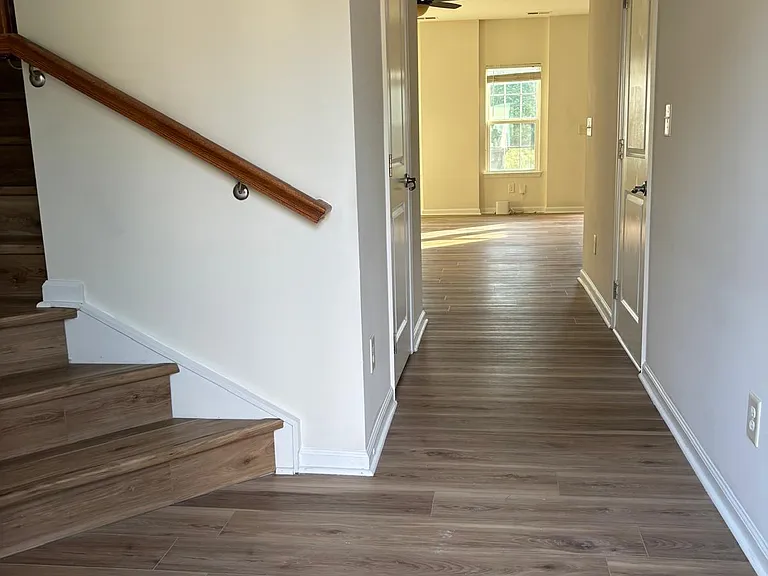 2528 Silverthorn Dr — Photo 4