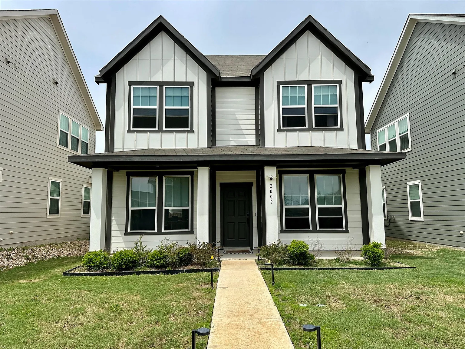 3 bed, 2.5 bath, 1950 sqft, $2,350 — Photo 1