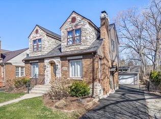 28W608 Ray St, Warrenville, IL 60555