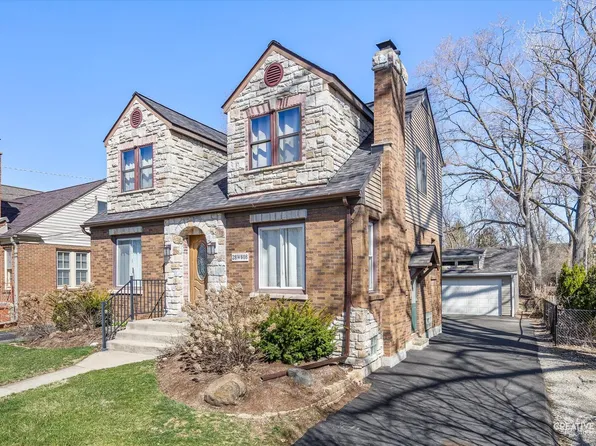 28W608 Ray St, Warrenville, IL 60555