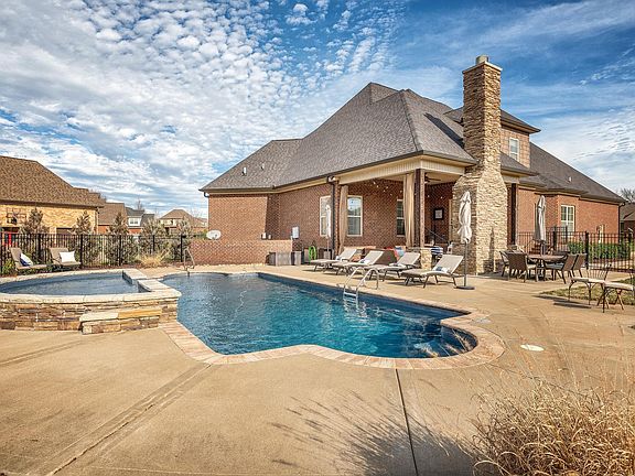 2nd image of 120 Fontana Ct