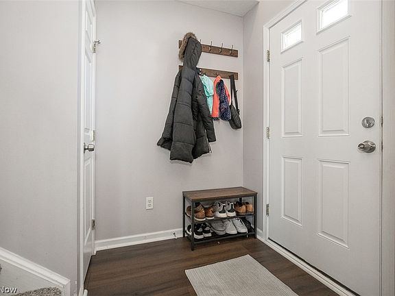 3rd image of 887 Woodfield Ln