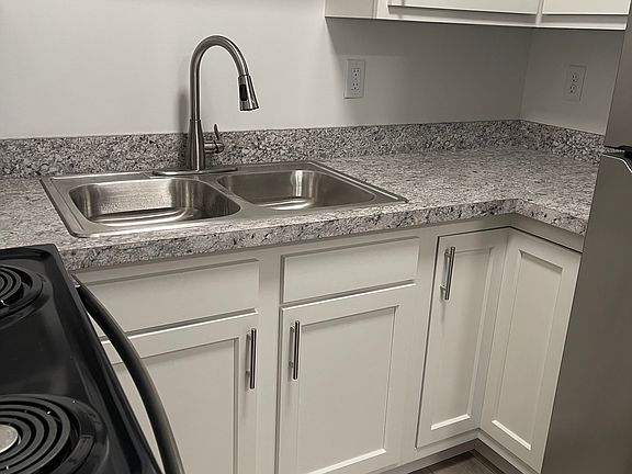 4th image of 1020 E Main St #5