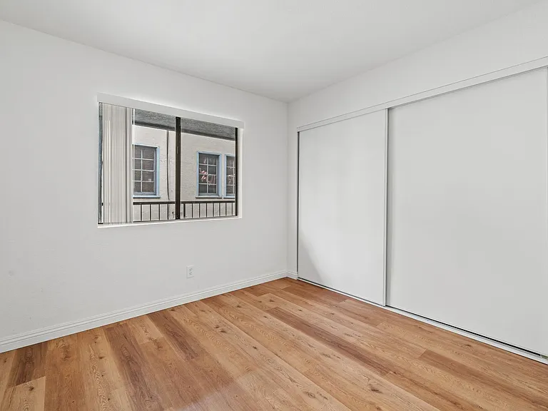 1026 Roswell Ave — Photo 9