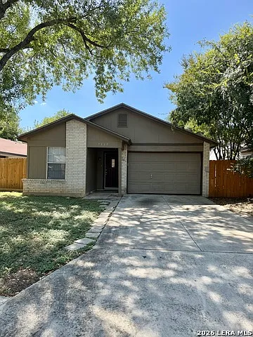 2 bed, 1.0 bath, 819 sqft, $1,300 — Photo 1