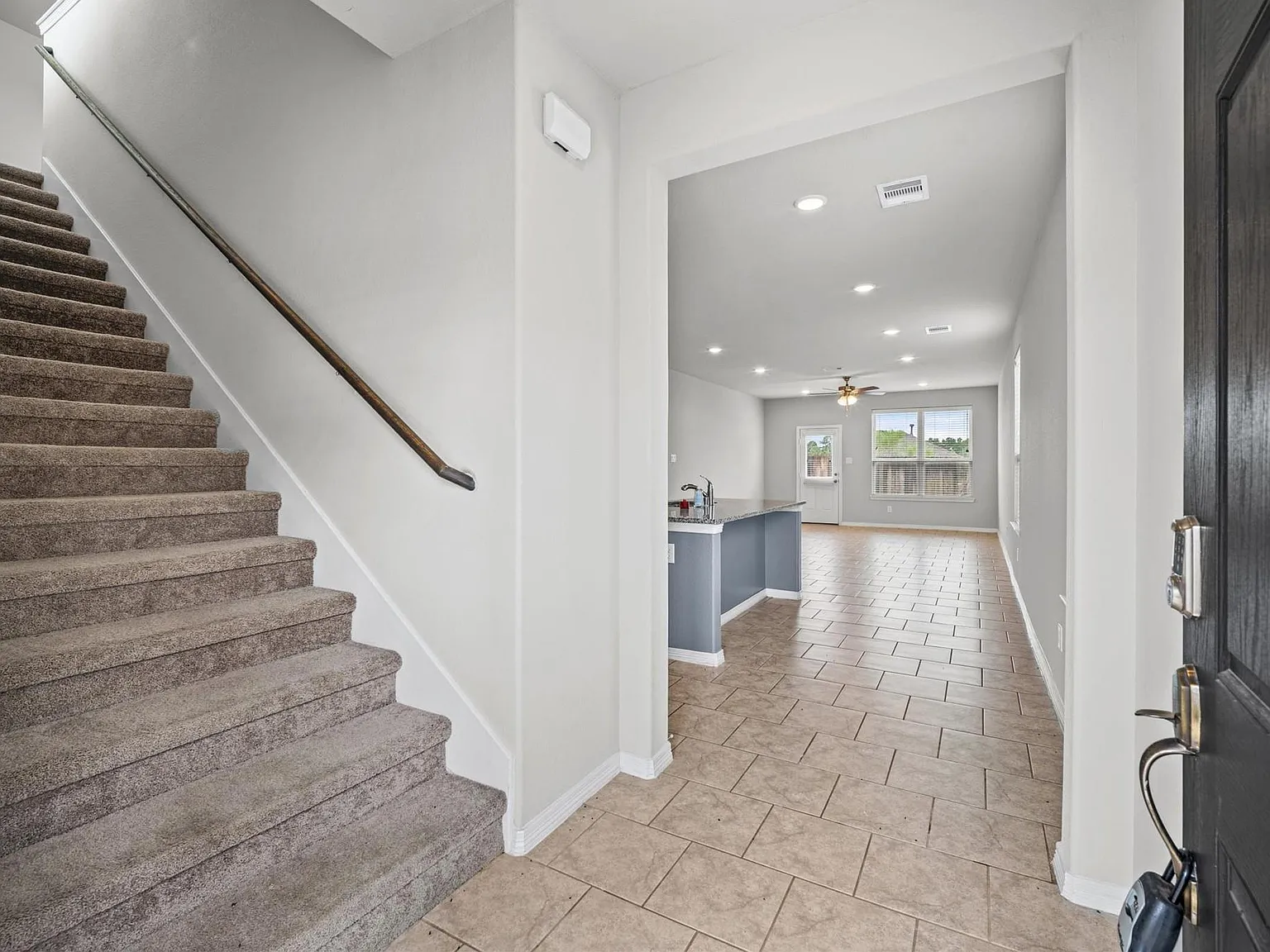 4 bed, 3.0 bath, 2298 sqft, $2,650 — Photo 2
