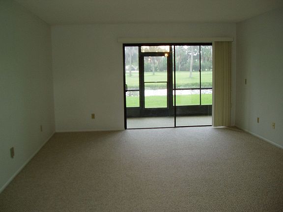 Spacious living/dining area