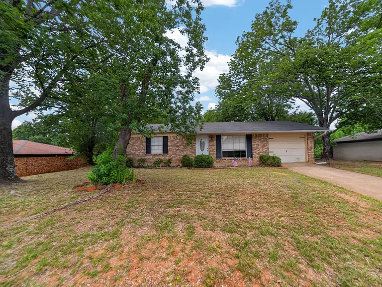 1511 Milam Dr — Photo 3