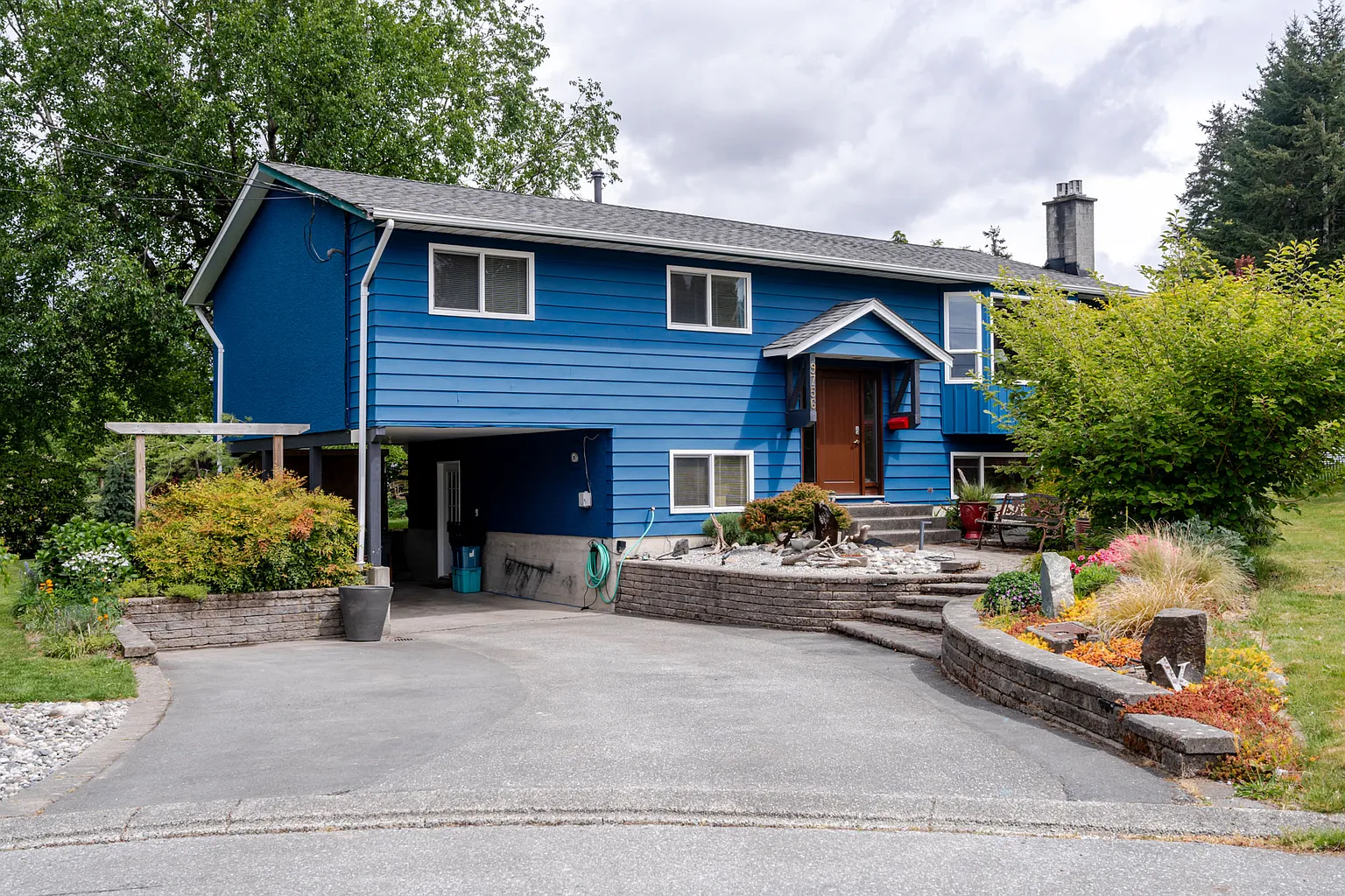 9756 Crown Cres photo 1