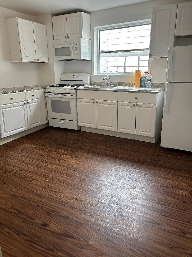 4 bed, $3,000 — Photo 1