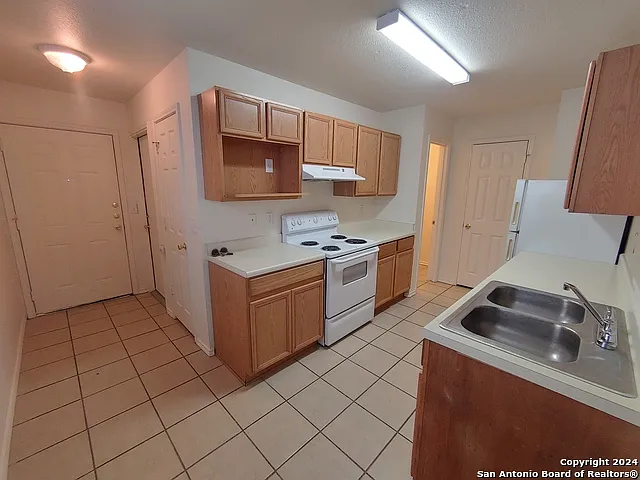 2 bed, 2.5 bath, 1073 sqft, $1,235 — Photo 3