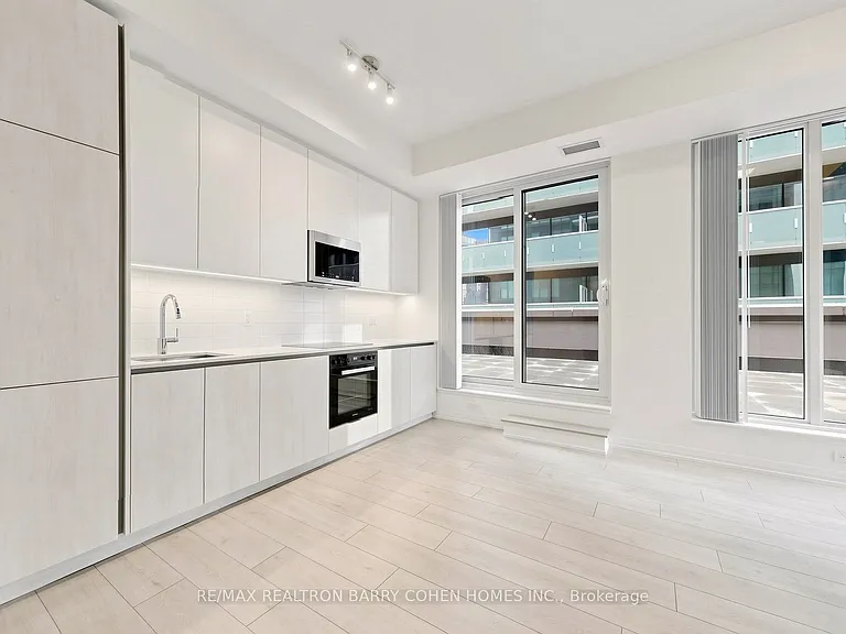400 King St W #823 — Photo 15
