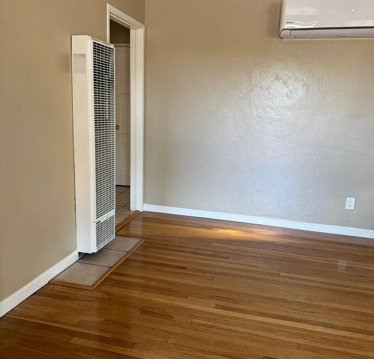 3 bed, 1.5 bath, 1198 sqft, $4,000 — Photo 2