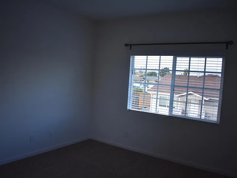 1134 Mentone Ave — Photo 12