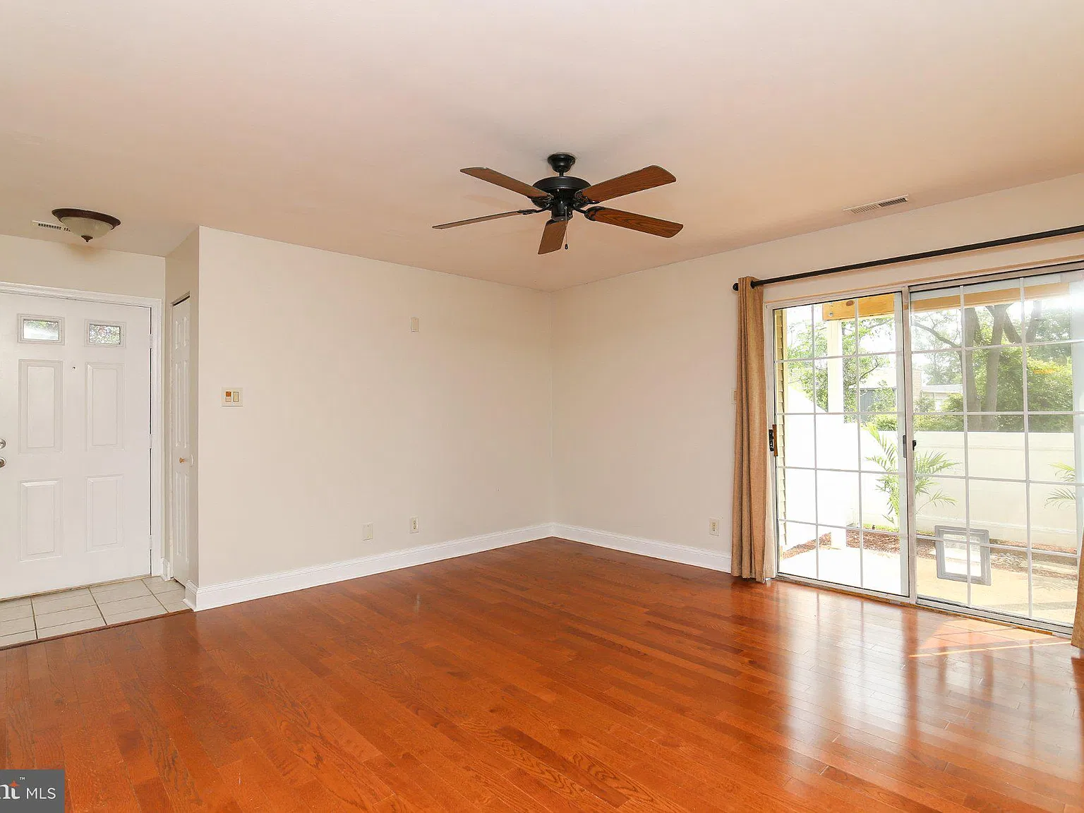 2 bed, 1.0 bath, 920 sqft, $2,100 — Photo 3