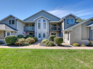 W240N2566 E Parkway Meadow Cir UNIT 2, Pewaukee, WI 53072