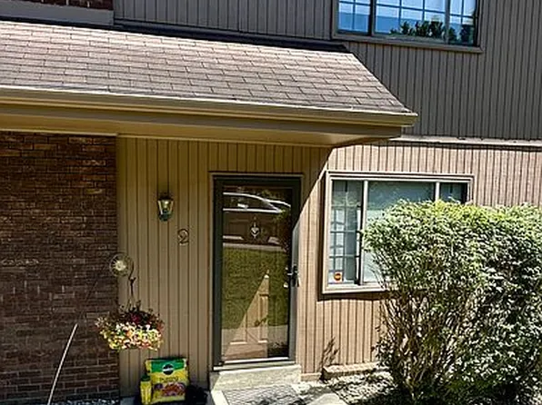 2 Briar Hill Rd, Charleston, WV 25314