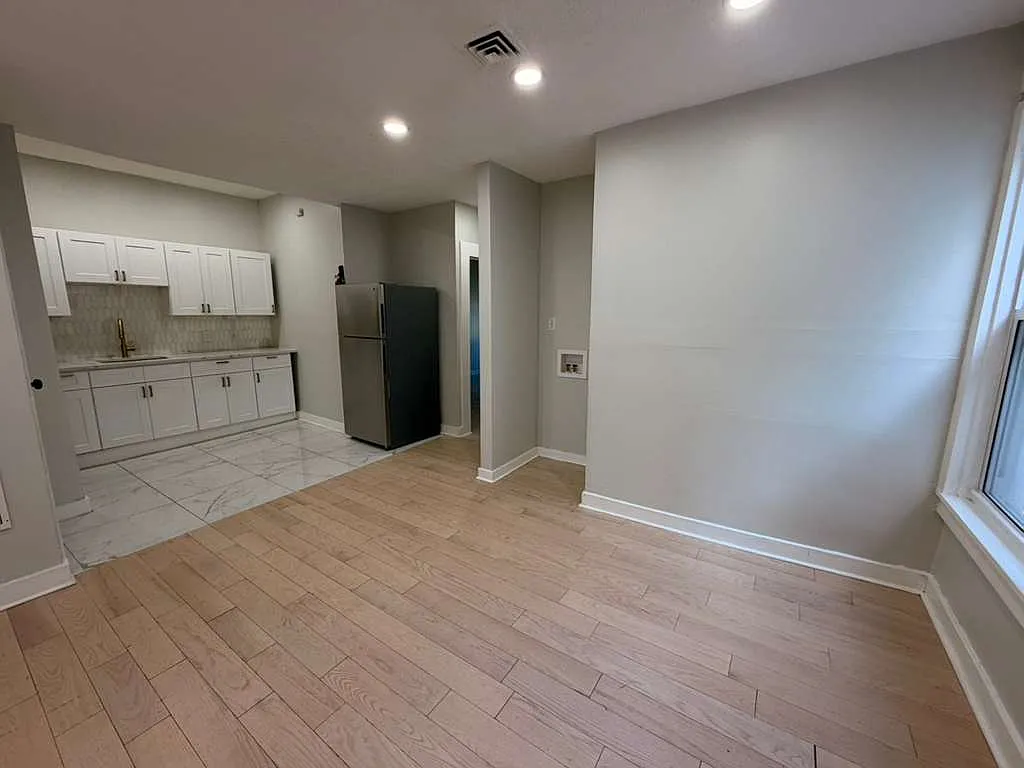 4 bed, $2,050 — Photo 2