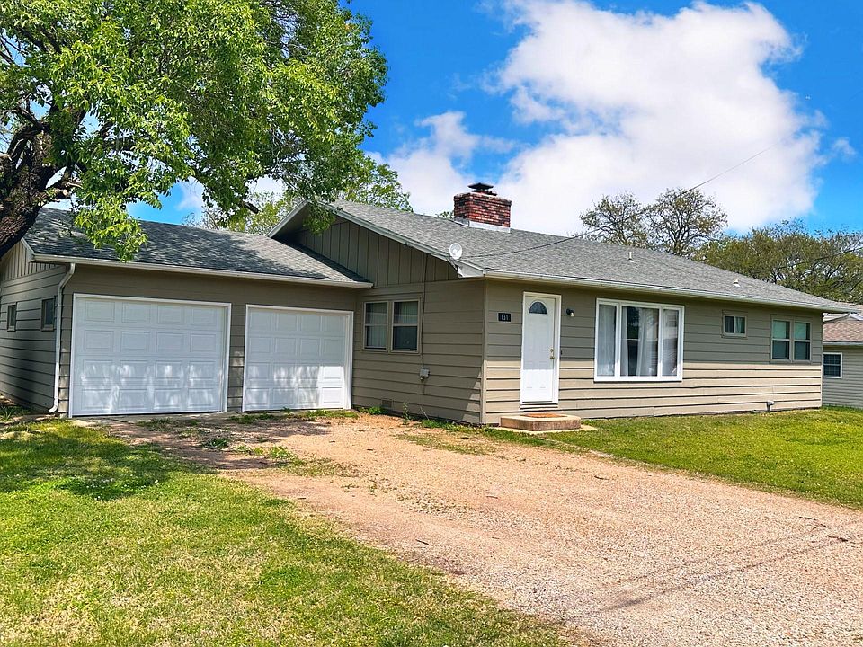 Recently Painted, New Garage Doors, Recent Roof, Recent Windows, no fireplace