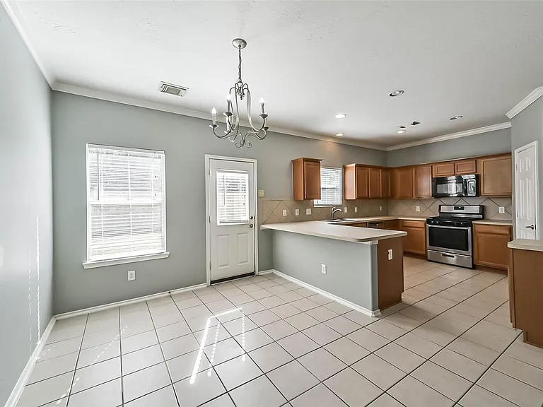8726 Old Maple Ln — Photo 15